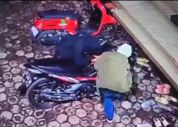 Saat pelaku melakukan pencurian kendaraan bermotor di Masjid Tanjung Pauh Hilir