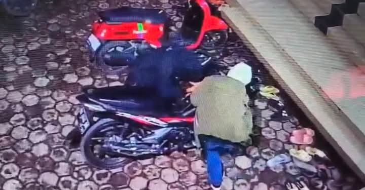 Saat pelaku melakukan pencurian kendaraan bermotor di Masjid Tanjung Pauh Hilir