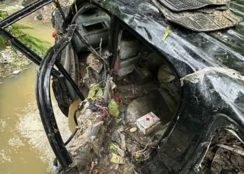 Kondisi mobil yang hanyut terseret longsor sampah