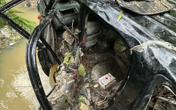 Kondisi mobil yang hanyut terseret longsor sampah