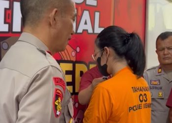Tersangka saat diamankan polisi di Polres Kerinci
