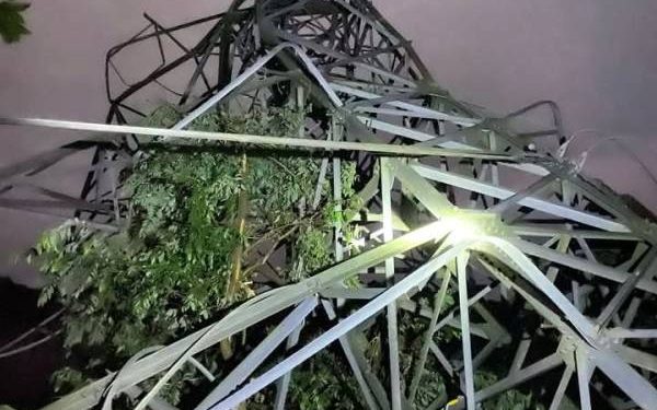 Tower yang mengalami roboh di Muara Emat