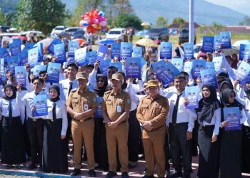 Foto bersama Bupati dan wakil bupati kerinci dengan CPNS Kerinci
