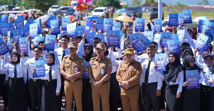 Foto bersama Bupati dan wakil bupati kerinci dengan CPNS Kerinci