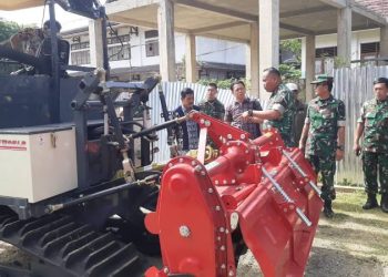 Dandim 0417/Kerinci saat menyerahkan Alsintan
