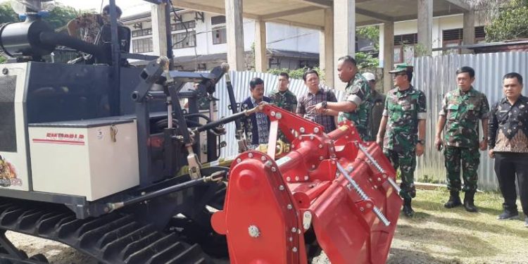 Dandim 0417/Kerinci saat menyerahkan Alsintan