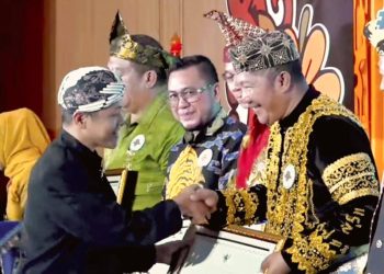 Hadir Festival Tunas Bahasa Ibu Nasional, Bupati Monadi Terima Penghargaan dari Menteri Dikdasmen RI