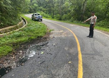 Satlantas Polres Kerinci saat mengecek TKP kecelakaan