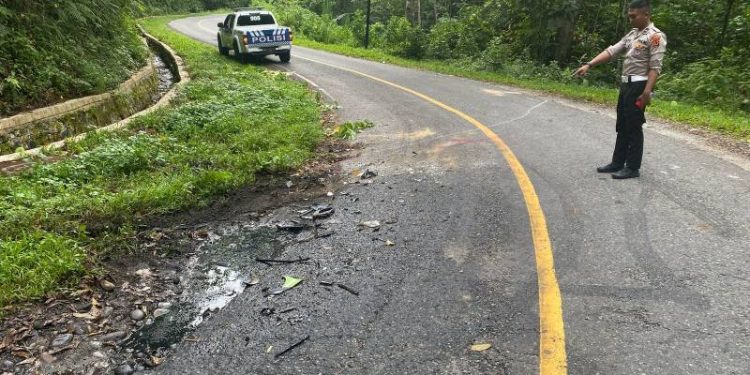 Satlantas Polres Kerinci saat mengecek TKP kecelakaan