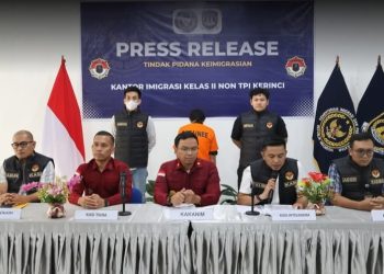 Konferensi pers pengamanan WNA Tiongkok di Imigrasi Kerinci