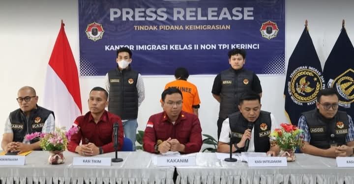 Konferensi pers pengamanan WNA Tiongkok di Imigrasi Kerinci