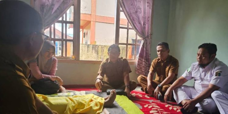 Kadis Kesehatan Kerinci saat mengecek kondisi Korban Sunat Laser