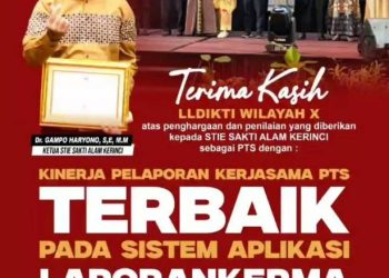 Ketua STIE SAK saat menerima penghargaan