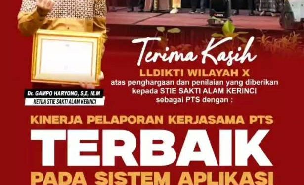 Ketua STIE SAK saat menerima penghargaan