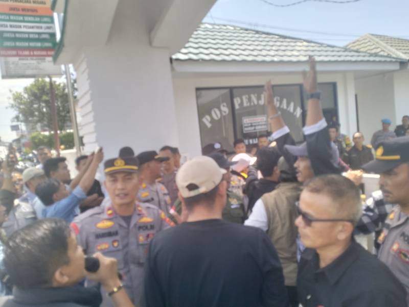 Demo Aktivis dan LSM Desak Periksa Kades Pelayang Raya Ricuh
