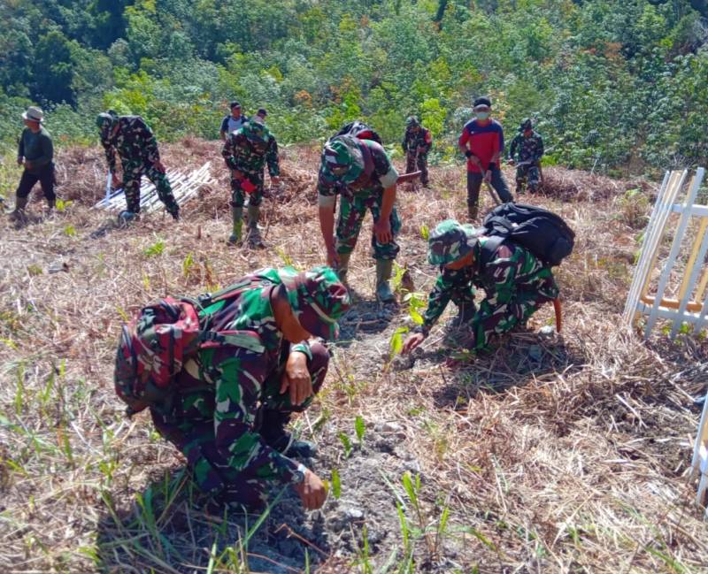 Ciptakan Alam Hijau dan Lestari Kodim 0417/Kerinci Tanah Pohon Bersama masyarakat di Bukit Runcing
