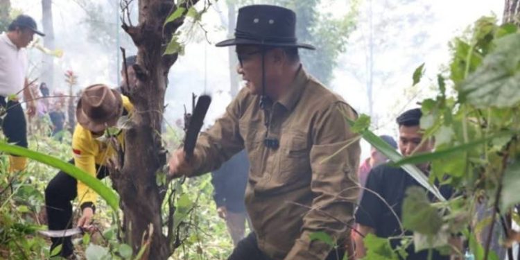 Dipimpin Walikota Alfin Taman Bunga Sungai Penuh dibersihkan