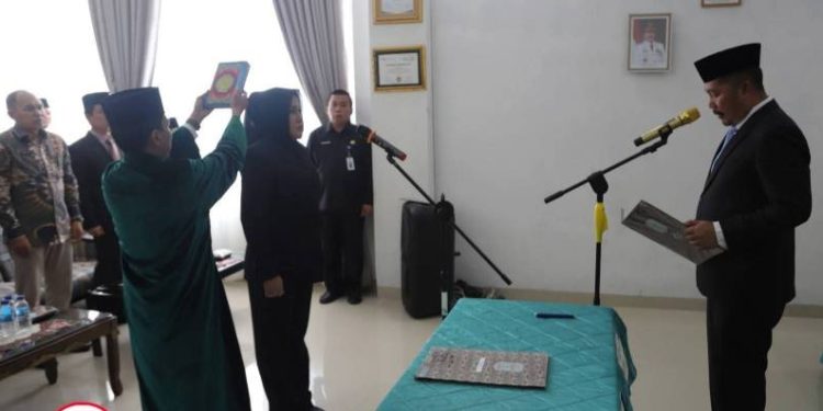 Bupati Kerinci Saat pelantikan Dewas Perumda Tirta Sakti Kerinci