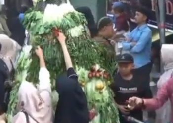 Arakan Gunungan Hasil Perkebunan meriahkan Peringatan Muharam di Kayu Aro