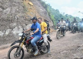 Bupati Sarolangun saat meninjau akses Jalan