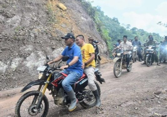 Bupati Sarolangun saat meninjau akses Jalan