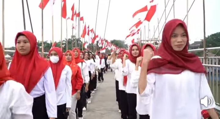 Ribuan Bendera Merah Putih Berkibar di Jembatan Gentala Arasy, Jambi Raih Rekor MURI