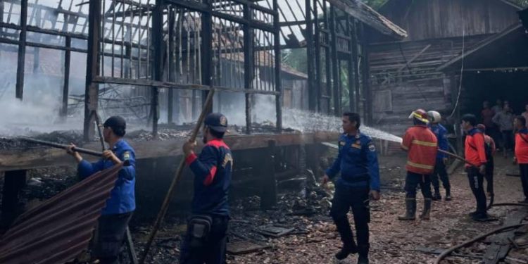 Kebakaran di Muaro Jambi Hanguskan Tiga Unit Rumah di Penyengat Olak
