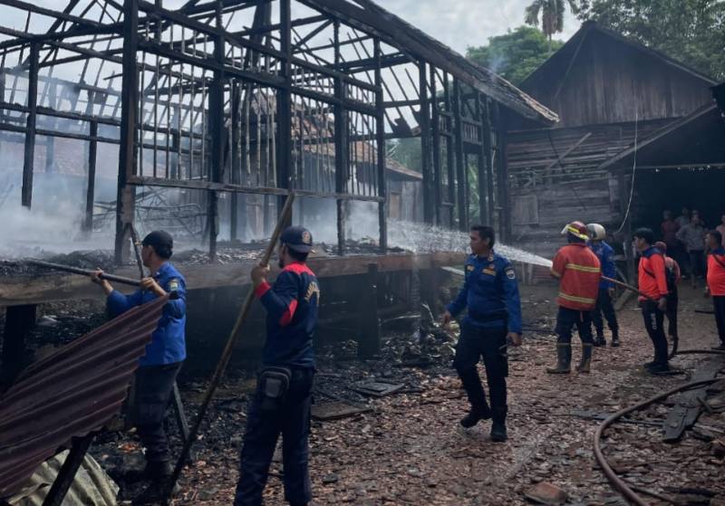 Kebakaran di Muaro Jambi Hanguskan Tiga Unit Rumah di Penyengat Olak
