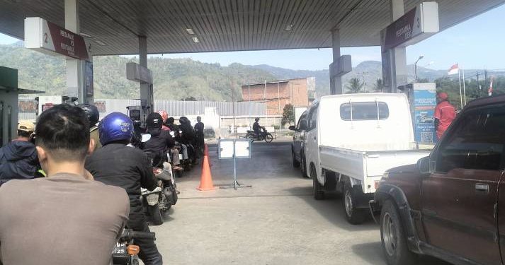 Antrian kendaraan di SPBU Tanah Kampung beberapa Minggu lalu