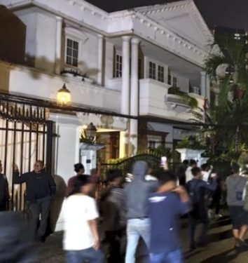 Rumah Eko Patrio yang di rusak massa