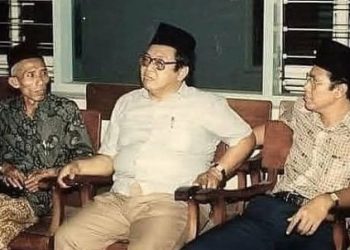 Gusdur saat duduk bersama orang