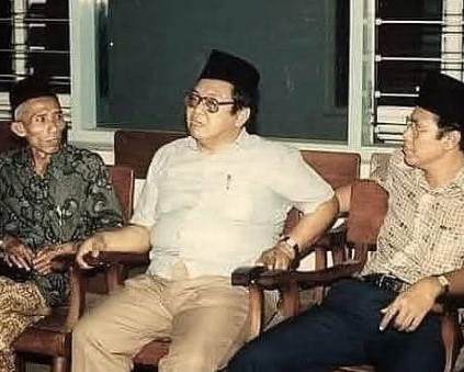 Gusdur saat duduk bersama orang