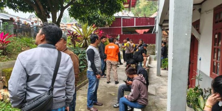 Polisi melakukan olah TKP di lokasi kejadian