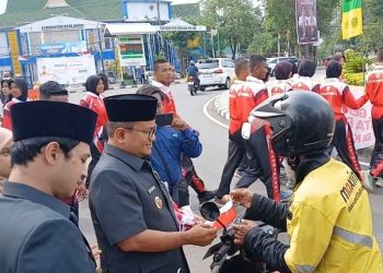 Walikota Jambi saat membagikan bendera merah putih