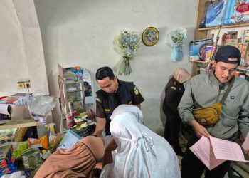 Penyidik Kejaksaan saat melakukan penggeledahan di Rumah Tersangka