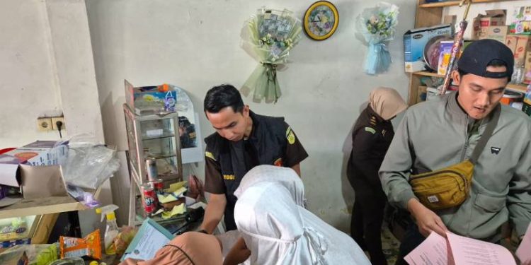 Penyidik Kejaksaan saat melakukan penggeledahan di Rumah Tersangka