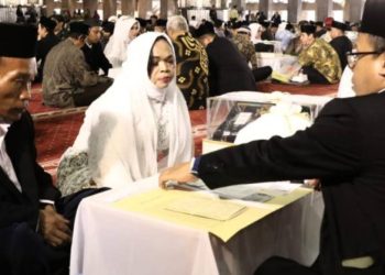 Senyum Bahagia Pengantin Menikah di Masjid Istiqlal Jakarta 