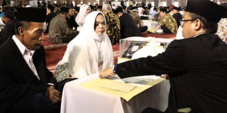 Senyum Bahagia Pengantin Menikah di Masjid Istiqlal Jakarta