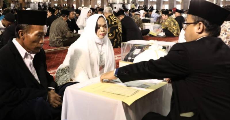 Senyum Bahagia Pengantin Menikah di Masjid Istiqlal Jakarta