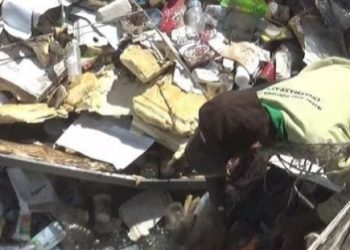 Aksi Siswanto Menjaring Sampah Tengah Sungai Batang Merao di Kota Sungai Penuh