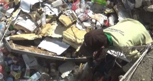 Aksi Siswanto Menjaring Sampah Tengah Sungai Batang Merao di Kota Sungai Penuh
