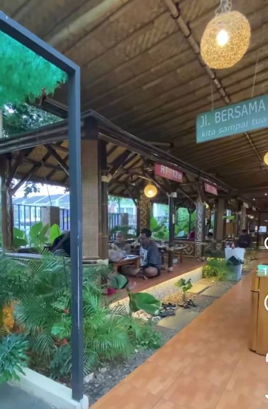 Kampung Kecil Kenten, Restoran Nuansa Pedesaan dan Nyaman untuk Keluarga di Palembang