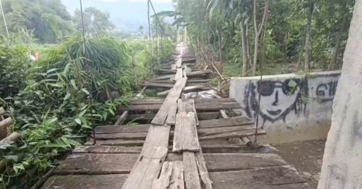 Kondisi jembatan yang sudah rusak