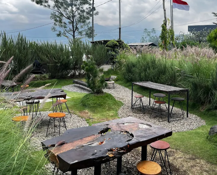 Blyss Cafe & Eatery: Tempat Nongkrong Sedang Hits Bernuansa Pegunungan di Kota Batu