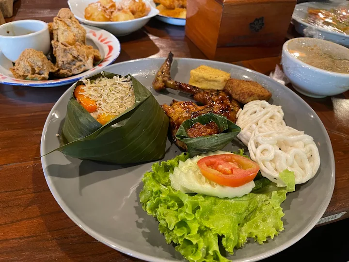 Kampung Daun Bandung: Cafe Unik Nuansa Alam Desa, Pesan Makanan Lewat Kentongan