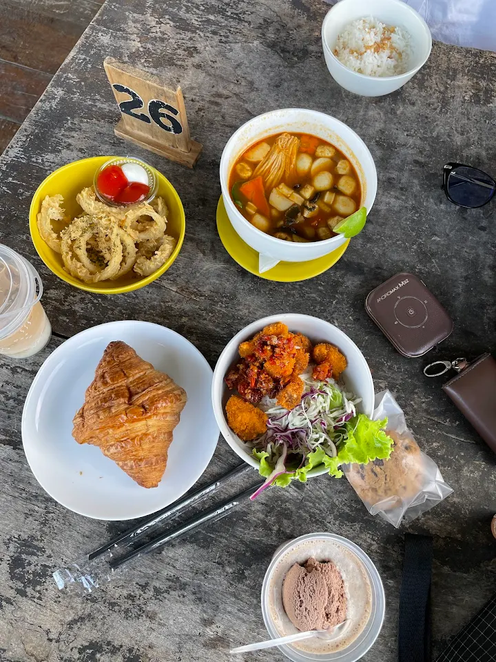 Blyss Cafe & Eatery: Tempat Nongkrong Sedang Hits Bernuansa Pegunungan di Kota Batu