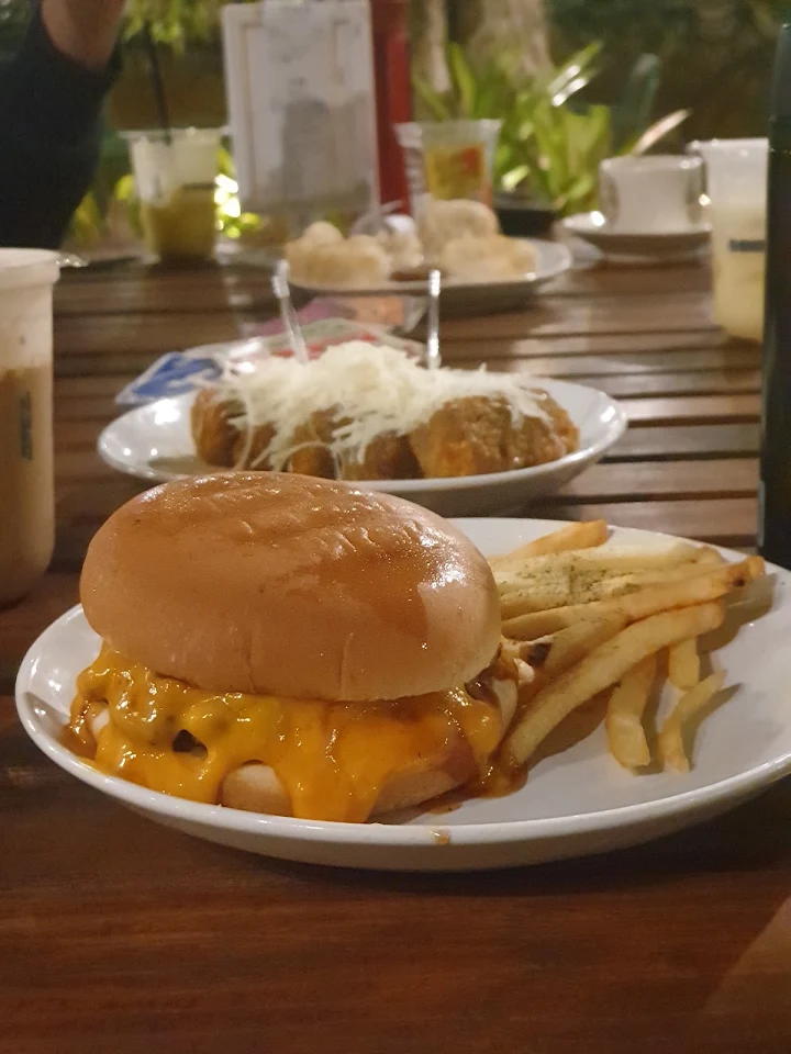 Bukit Delight Cafe Outdoor Sedang Hits dan Sejuk dengan Pemasangan Indah di Malang