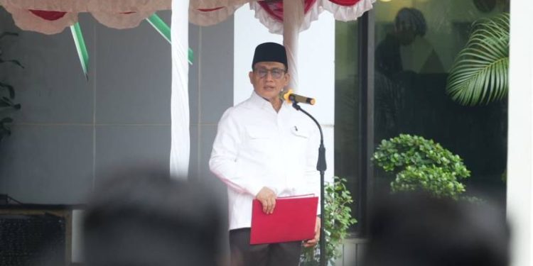 Wakil Menteri Agama (Wamenag) Romo Syafi’i memimpin Upacara Peringatan Hari Sumpah Pemuda ke-97 di halaman Kantor Kementerian Agama, Jakarta.