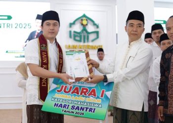 Rektor IAIN Kerinci, saat menyerahkan hadiah juara perlombaan di Hari Santri Indonesia