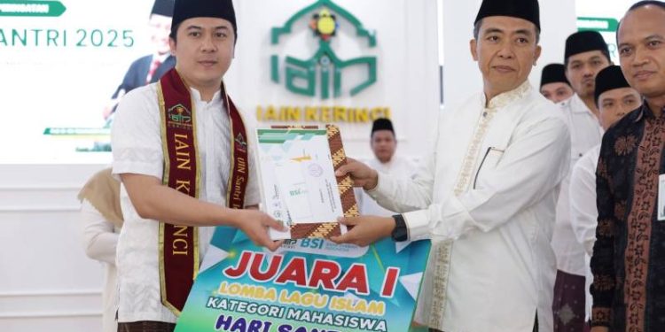 Rektor IAIN Kerinci, saat menyerahkan hadiah juara perlombaan di Hari Santri Indonesia